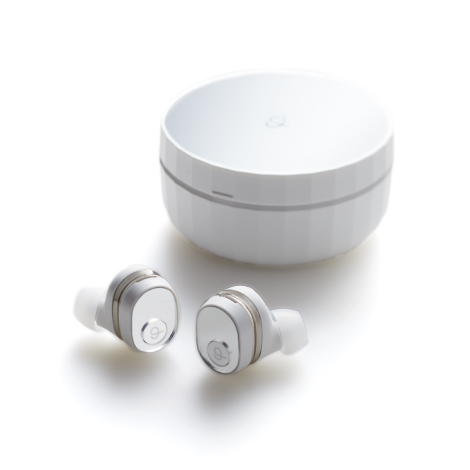BGM UNIの完全ワイヤレスイヤホン。ホワイトの円筒形充電ケースは側面に多面的なカット加工が施され、光の反射で上品な陰影を作るジュエリーボックスのような佇まい。イヤホン本体はカナル型で、ホワイトのハウジングにシャンパンゴールドのメタルリングが輝き、着せ替え可能なフェイスプレートにはロゴがあしらわれている。