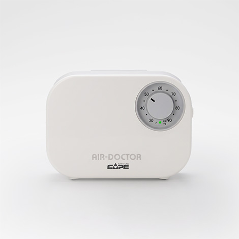 株式会社ケープの褥瘡予防エアマットレス用ポンプ「エアドクター」。清掃性が高く患者に安心感を与える丸みを帯びたホワイトの筐体デザイン。体重設定などの操作を直感的に行える大型ダイヤルUI。