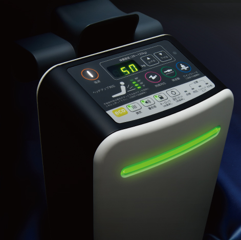 株式会社ケープ ビッグセル インフィニティの体圧分散型エアマットレス。前面に白い樹脂パネルと緑色の横長LEDライトを配置したポンプユニット。上部には黒を基調とした操作パネルがある。