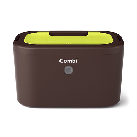 コンビ株式会社のおしりふきあたため器「クイックウォーマー LED+」のプロダクトデザイン。ダークブラウンの角が丸い箱型の本体、天面の明るいカラーの蓋、正面中央にある白いブランドロゴとグレーの四角いボタン。