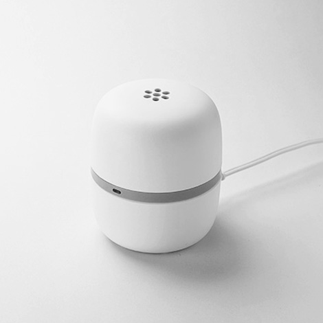 アース製薬 MAMOROOM（マモルーム）。マットホワイトの円筒形で、インテリアに調和するミニマルな筐体。清潔感のある虫よけ器具の製品外観。