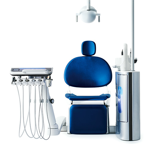 株式会社GC デンタルチェアユニット「EOM AQUA」のプロダクトデザイン。正面を向いた光沢のある深い青色のシートと、白とシルバーで構成された操作アームおよびサイドユニット。