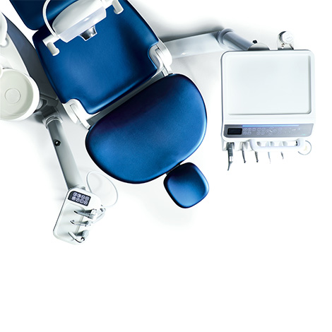 株式会社ジーシー EomAquaの歯科用ユニット。深みのあるメタリックブルーのシートと、清潔感あふれるシルバーの円筒形ボディが特徴的。水を想起させる透明感と、患者を優しく包み込む有機的なフォルムを融合させた医療機器デザイン。