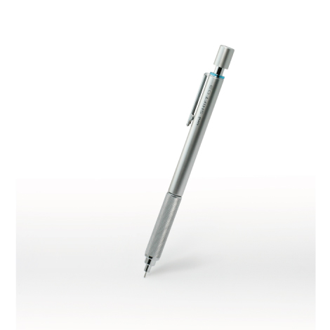 三菱鉛筆 uni SHIFT。シルバーの金属ボディに精緻なローレットグリップを施したシャープペンシル。軸中央のカラーパーツ（緑、水色、青）が芯径を識別させ、ペン先収納時の携帯性と機能美を象徴するスタイリング。