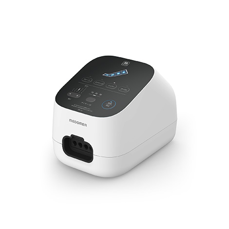 日東工器「ドクターメドマー」ポンプユニット。マットな質感の白い筐体、青色LED表示の黒いコントロールパネル、前面のホース接続ポートが特徴。使いやすさと清潔感を両立させた、ヘルスケア機器のプロダクトデザイン績。