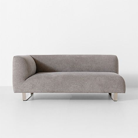 NOYES Morbedoの片肘ソファ。丸みを帯びた有機的なフォルムと温かみのあるグレーのファブリックが、空間に柔らかなリズムを生み出す。金属製フラットバー脚のシャープな輝きがモダンなアクセント。