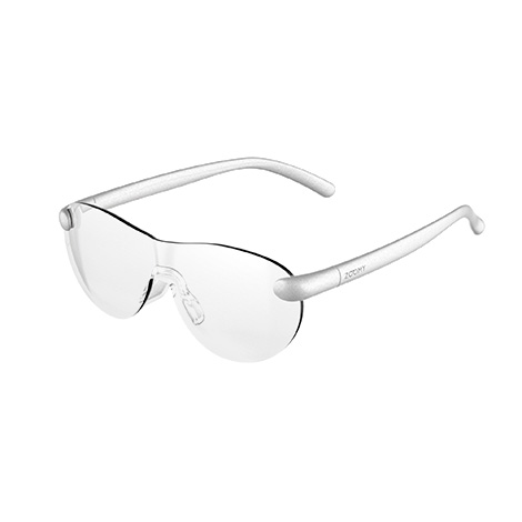 株式会社オークローンマーケティング ZOOMYの眼鏡型拡大鏡。ホワイトのテンプルと、フレームレスのレンズが軽快さを演出するスタイリング。シンプルで顔に馴染むアイウェア。