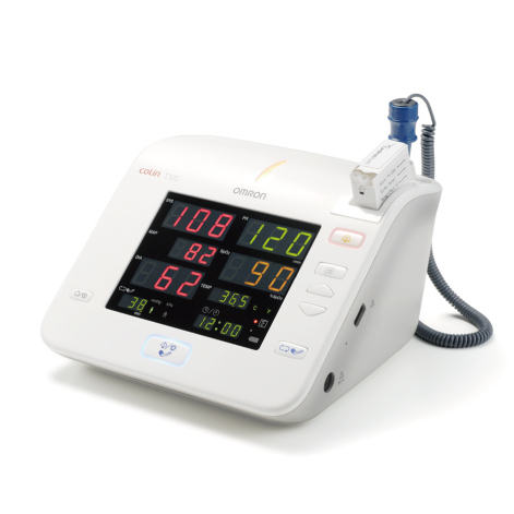 オムロン ヘルスケア株式会社の医療機関向け自動血圧計「HBP-T105S-N」。フロントパネルを約40度傾斜させ、立位・座位のどちらからも視認しやすい表示設計。開始・停止およびアラーム停止ボタンにはバックライトを搭載し、暗所でも直感的に操作できるユニバーサルデザインを採用している。
