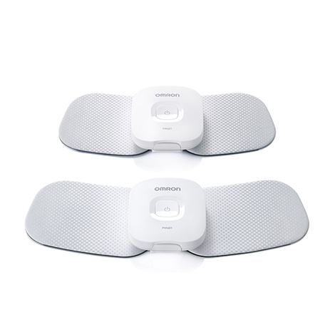 オムロンの低周波治療器。駆動部とパッドが一体化した、配線のないミニマルな白い本体。日常生活の動作を妨げない薄型設計と、スマートフォンのアプリ画面で治療をコントロールする、清潔感と先進性を併せ持ったプロダクトデザインの外観。