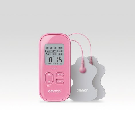 オムロン ヘルスケア株式会社の低周波治療器「HV-F021」。女性の手にも優しく馴染む、角のない丸みを帯びた筐体デザイン。選択したモードがアイコンで大きく表示される、視認性の高い液晶画面。