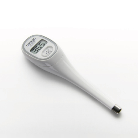 オムロンヘルスケア株式会社 音声付き電子体温計 MC-174Vのプロダクトデザイン。視覚障がい者や高齢者の使いやすさを追求した白色のプラスチック製で、検温値を表示する液晶画面とスピーカーアイコンのボタンを備え、先端が金属製の検温部となったスティック形状の製品。