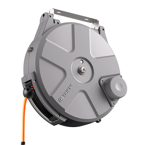 TRIENS スローモーションリール。マットグレーの耐衝撃樹脂ボディに、剛性を視覚化する放射状のリブパターンを配置。鮮やかなオレンジ色のエアホースが機能的なアクセントとなり、堅牢さと安全性を表現したデザイン。