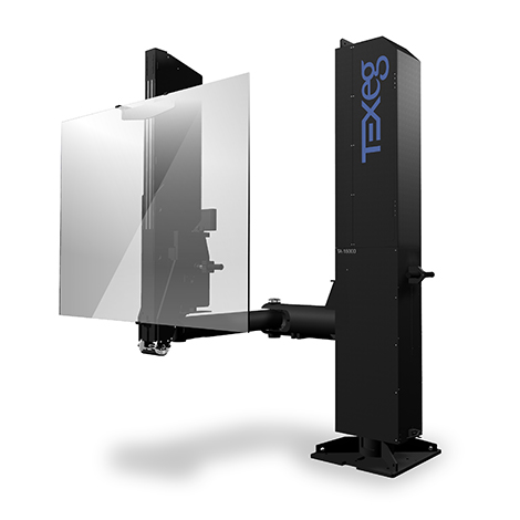 株式会社テックスイージー アシストアームの搬送支援機器。マットブラックで統一された垂直の支柱と水平方向に伸びるアーム、先端の操作パネルと透明な板状のワークを保持するユニット。