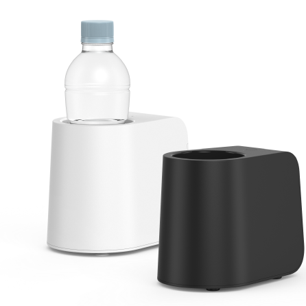 株式会社テックスイージー PORTのIoTドリンクホルダー。柔らかなマット仕上げのアイボリーホワイトとブラックの2モデル。ペットボトルを収容する開口部を持ち、角のない滑らかな台形フォルムが特徴的なデザイン。