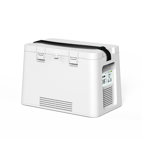 株式会社テックスイージー TEXYONE 電気保冷BOX。医療・定温輸送に適した清潔感のあるマットホワイトの筐体。積載効率を考慮したフラットな天面と堅牢なボックス形状。側面に配置された視認性の高いタッチパネルと、持ち運び用の黒いショルダーストラップが機能的なアクセントとなっている。