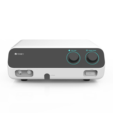 株式会社トーメーコーポレーションの超音波診断装置「UD-9000」。マットホワイトの丸みを帯びた筐体に、視認性を高めるブルーLEDリング付き調整ダイヤルと前面のブラックパネルを配した、洗練された医療機器のプロダクトデザイン。