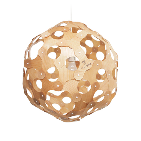 TRI-BEで制作されたペンダントライトのインテリア照明の例。木目の見える複数の曲線的なパーツを白いリベットで接合して構築された球体状のシェード。中央に電球が配置され、上部から白いコードで吊り下げられている構図。